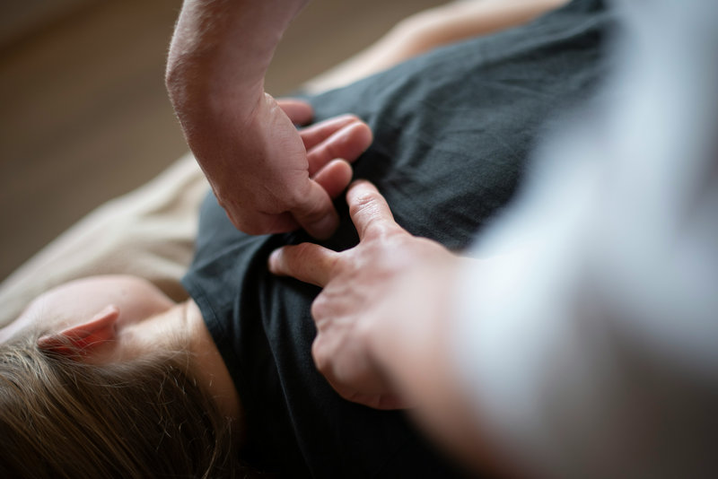 Chiropraktische Behandlung mit den Händen Chiropraktische Behandlung mit den Händen